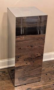LR - Mirrored Stand Pedestal