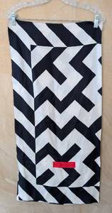 MB - Yves Saint Laurent Scarf Black & White Geometric Zigzag Pattern