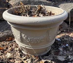 FY - Grosfillex Planter Pot - Decorative Garden Container