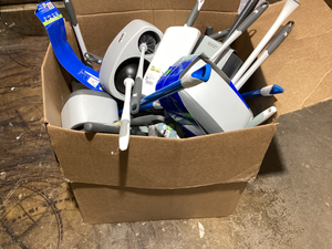 lot 107 image: BOX OF Toilet Brush & Plungers