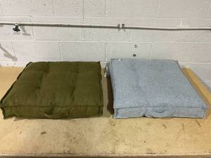 lot 180 image: LOT OF 2 Happy Hounds Dog Beds Size M
