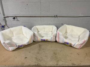 lot 182 image: LOT OF 3 Boots & Barkley High Walled Cuddler Beds for Cats & Dogs - S - 17 Inches (L), 8 Inches (H) x 17 Inches (W)