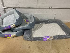 lot 82 image: LOT OF 4 Boots & Barkley Dog Beds (S & L)