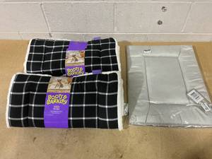 lot 186 image: LOT OF 3 Pet Mats Size M & S