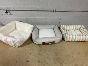lot 187 image: LOT OF 3 Boots & Barkley Pet Beds