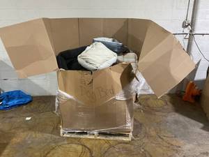 lot 189 image: PALLET OF PET BEDS