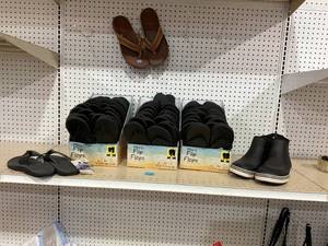 LOT OF Mens Flip Flops