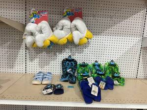 LOT OF Flip Flops & Slippers