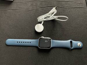 lot 24 image: Apple Watch SE (2nd Gen) A2722 40mm GPS-only, Aluminum Smart Watch (Good Condtion, ICloud Is Locked, Has Charger)