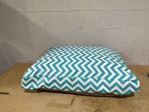 lot 231 image: Majestic Pet Chevron Rectangle Dog Bed - Teal M - 36 Inches (L), 4 Inches (H) x 29 Inches (W) (Slightly Dusty From Transit)