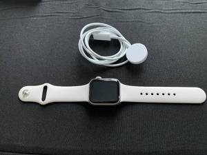 lot 26 image: Apple Watch SE (2nd Gen) A2722 40mm GPS-only, Aluminum (Factory Reset)