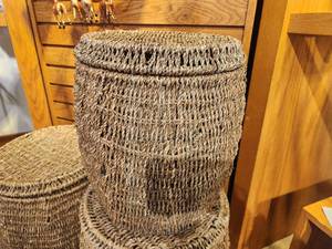lot 1089 image: Hand-Woven Seagrass Wicker Storage Basket  Side Table 15 x 13