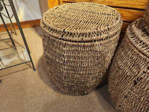 lot 1090 image: Hand-Woven Seagrass Wicker Storage Basket  Side Table 17 x 15