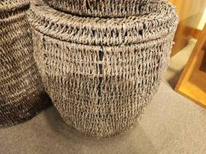 lot 1091 image: Hand-Woven Seagrass Wicker Storage Basket  Side Table 17 x 15