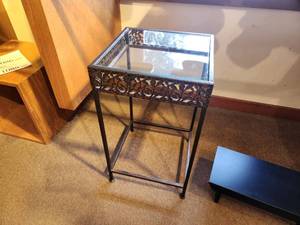 lot 1093 image: Glass Top  Metal Frame End Table 14 x 14 x 24