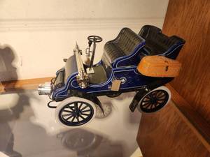 lot 1100 image: Porcelain Whisky Decanter of 1903 Cadillac Horseless Barriage Club by Amaretto