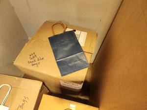 lot 1142 image: Lot of (230) Kraft Paper Gift Bags 5 12 x 3 14 x 8-38