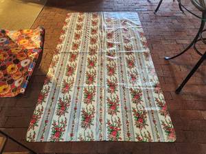 lot 1134 image: Heavy Duty Oil Cloth - Floral Print 610 x 410