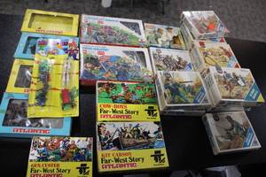 lot 186 image: Vintage Deadstock Model Train Accessory Boxes  26 Boxes