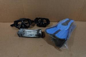 lot 247 image: Cressi Adult Size 78 Fins with Pano 4 & Tropical Masks