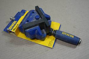 lot 173 image: Irwin 90 Degree Angle Clamp