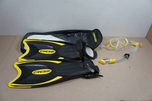lot 200 image: Cressi Adult Rondine Palau Fin Snorkel Set - Fin Size ML