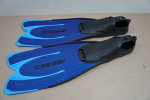 lot 203 image: Cressi Agua Adult Fins - 7-841-42