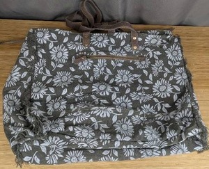 lot 121 image: Large Overnight Bag with Handles and Zipper $44.99 Retail - Brand New