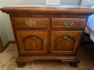 Thomasville Queen Anne Nightstand Cabinet 29x17x27 Traditional
