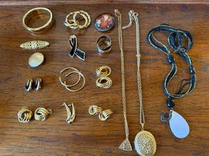 Vintage Costume Jewelry Lot Gold Tone Earrings Brooch Necklaces 16 Pc