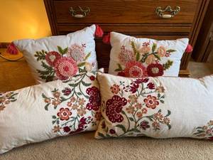 4 Pc Embroidered Floral Throw Pillow Set Square & Lumbar Tassel