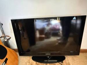 Samsung 32 LCD HDTV LN32D403E4DXZA w Stand Black Good
