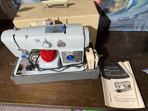 Montgomery Ward Signature Zig Zag Sewing Machine UUR 276 w Case