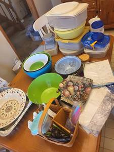 Assorted Plastic Storage Containers & Lids with Doilies - Ziploc Doilies Set