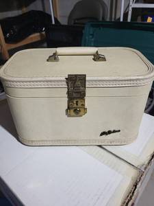 Vintage Beige Vanity Case - Brass Hardware & Padded Handle