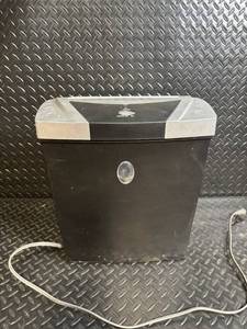 lot 101 image: NovaTech Paper Shredder