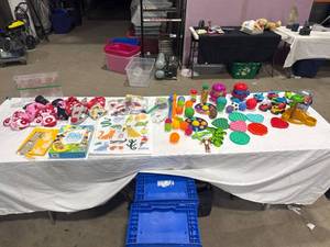 lot 2674 image: Assorted Childrens Toys & Games