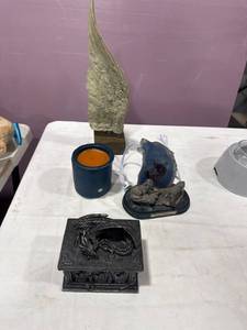 lot 2689 image: Assorted Decorative Items Lot