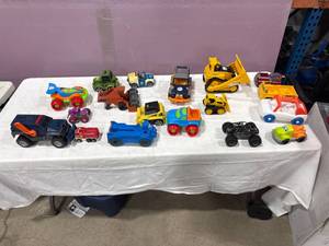 lot 2704 image: Assorted Plastic Toy Vehicle Lot