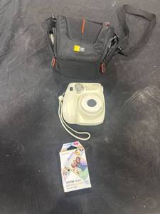 lot 2710 image: Fujifilm Instax Mini 7S Camera Kit