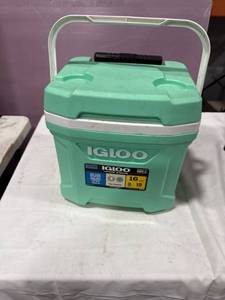 lot 2715 image: Igloo Latitude 16-Quart Cooler
