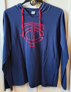 lot 122 image: Minnesota Twins Size XL Lightweight Hooded Shirt