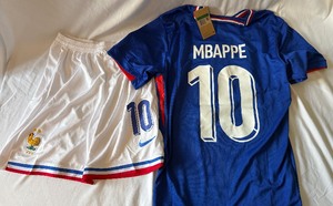 lot 143 image: Mbappe NEW Youth Soccer Jersey Set Size YXL - Nike w Tags