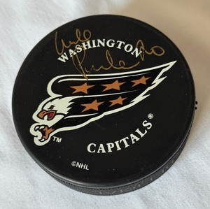 lot 153 image: Washington Calitals Signed NHL Hockey Puck - Unknwon Player