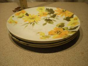 Set of 4 Yellow Floral Pattern Plates - Melamine Plastic Dinnerware