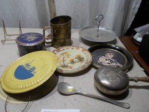 Vintage Kitchenware and Decorative Collectibles - 8 Pieces