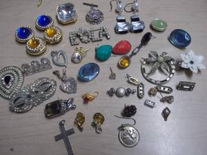 Vintage Costume Jewelry Crafting Lot  Mixed Broken Brooches, Pendants & Earrings