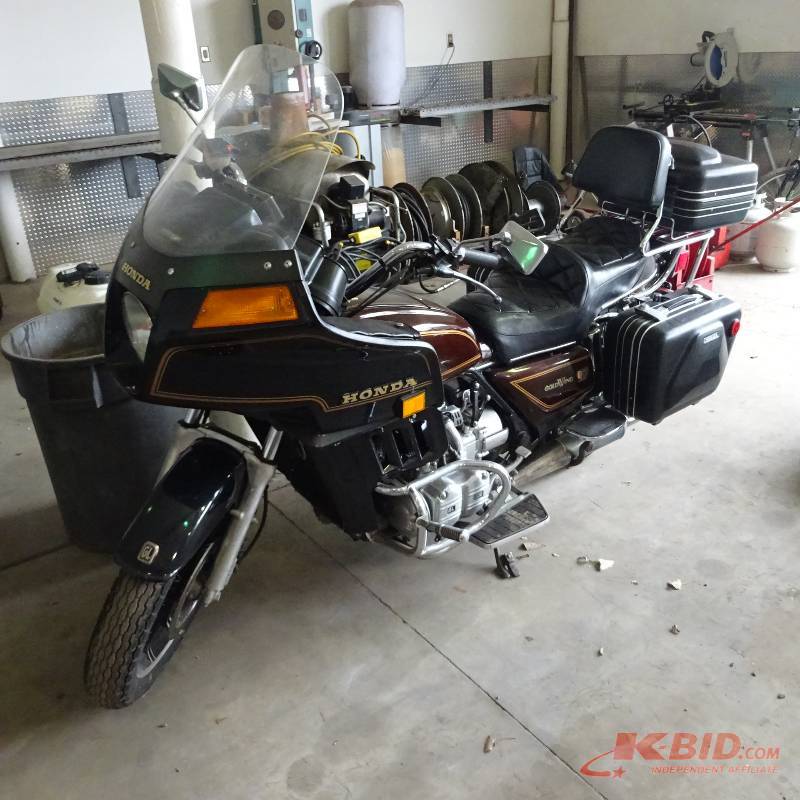 lot 3 image: Honda gold wing.