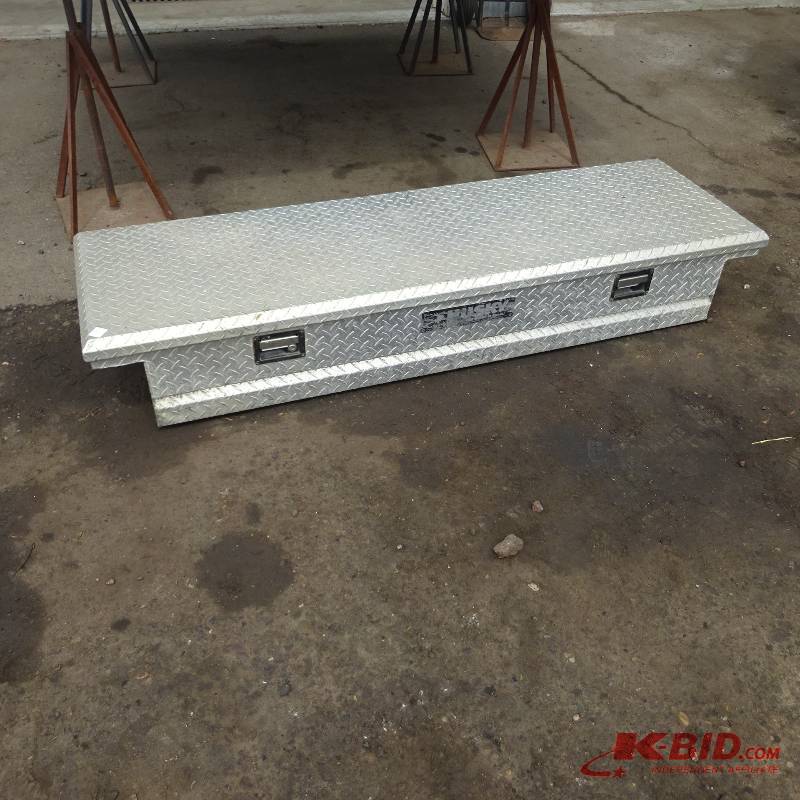 lot 30 image: Husky aluminum tool box
