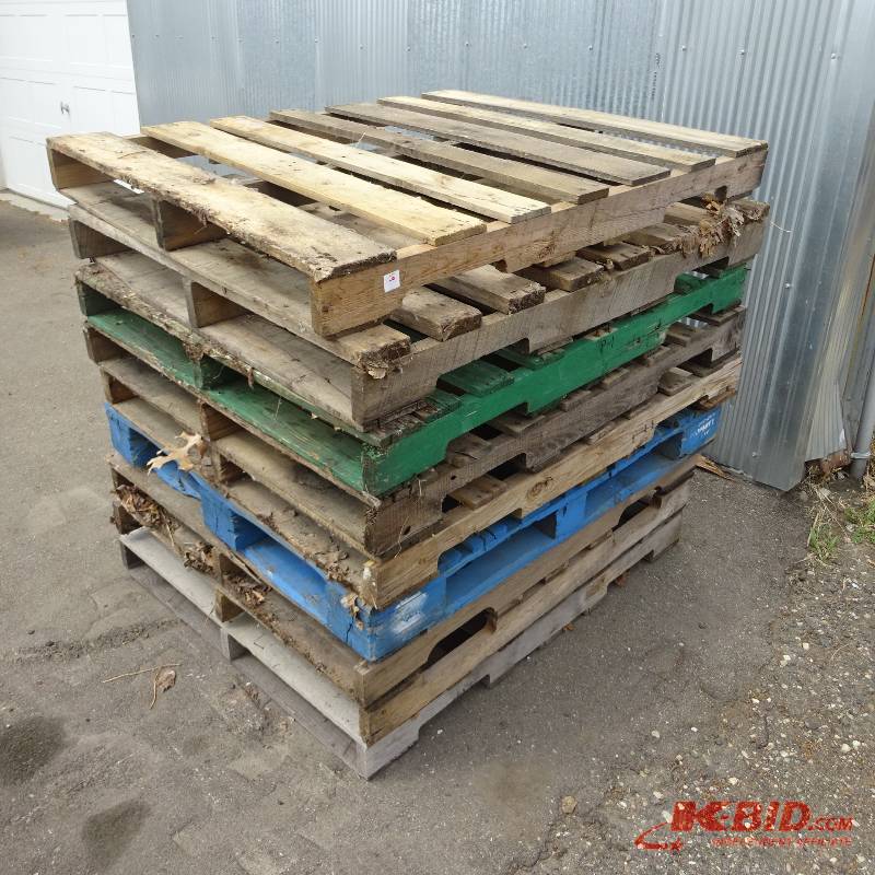 lot 39 image: 37 wood pallets
